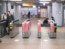 京急鶴見駅改札を出て東口に降ります。