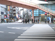 横浜銀行の前の信号を右折直進します。